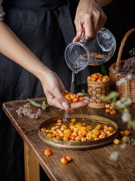 Kucharz przygotowujący przystawkę