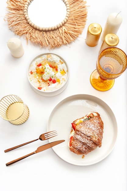 Stół z talerzami i jedzeniem